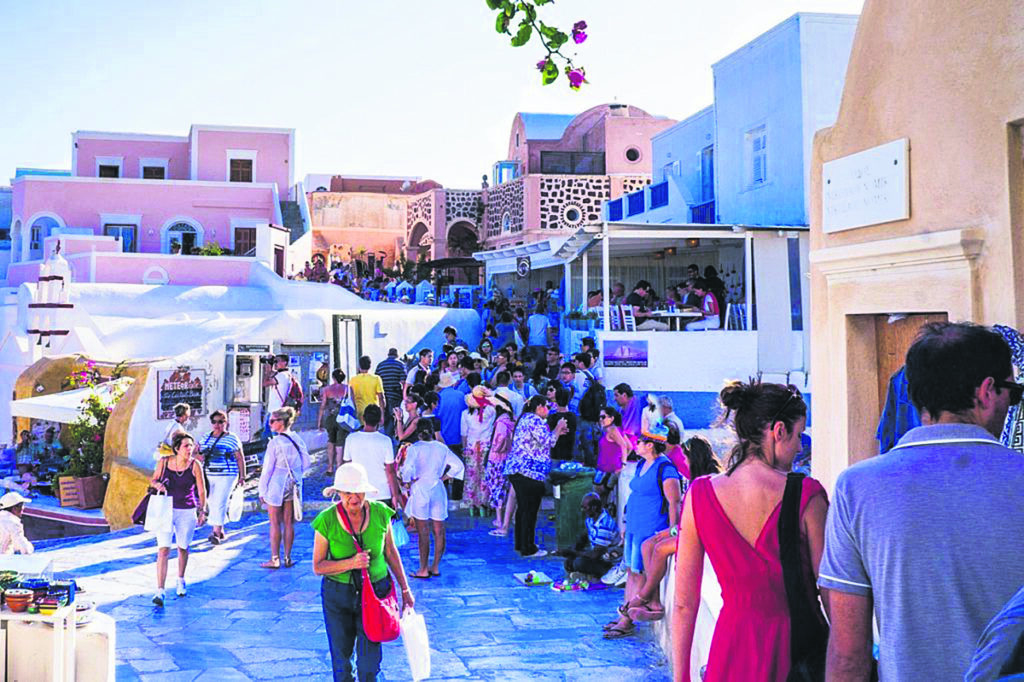 «Στο Ιντερνετ έλεγε ότι είχε πισίνα αλλά ήταν πλαστική» – Οι πιο τρανταχτές από τις 700 καταγγελίες που έφτασαν στα γραφεία της ΕΚΠΟΙΖΩ