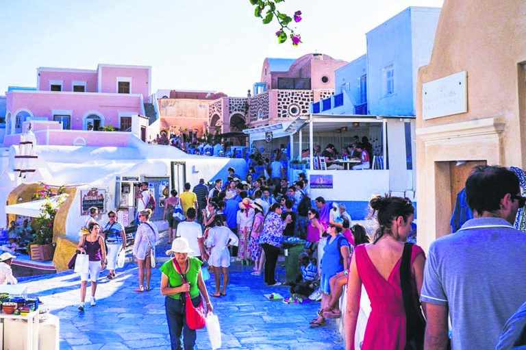 «Στο Ιντερνετ έλεγε ότι είχε πισίνα αλλά ήταν πλαστική» – Οι πιο τρανταχτές από τις 700 καταγγελίες που έφτασαν στα γραφεία της ΕΚΠΟΙΖΩ