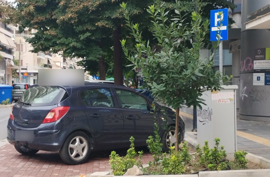Λάρισα: Αυτοκίνητο σχολής οδηγών παρκαρισμένο σε θέση για ΑμεΑ