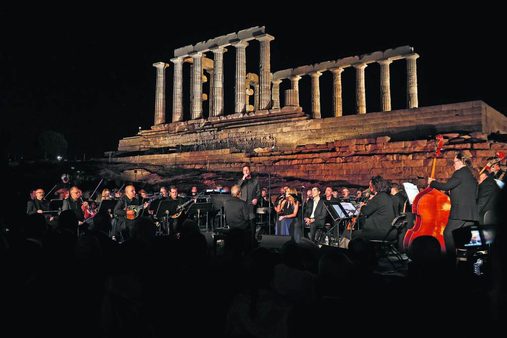 Ναός του Ποσειδώνα: Φωτίστηκε όπως όπως του αξίζει – Μητσοτάκης: Να μετουσιώσουμε τις κολόνες τού χθες στα θεμέλια του αύριο