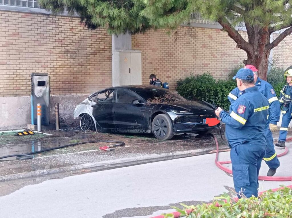 Λαμπάδιασε Tesla στο Χαλάνδρι