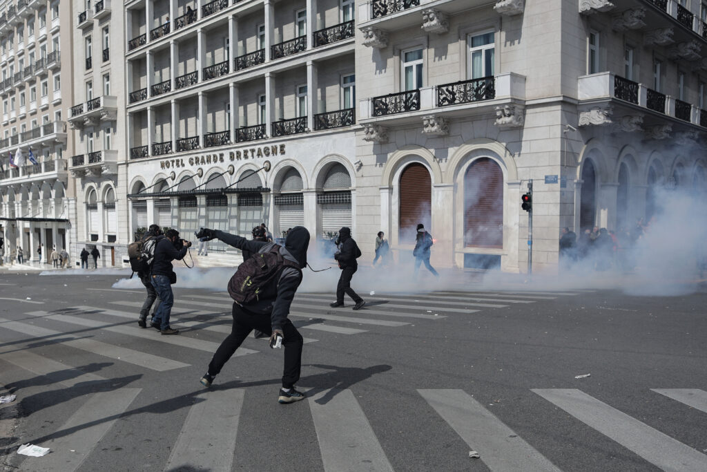Επεισόδια στο Σύνταγμα: Ακροδεξιοί επιτέθηκαν στα ΜΑΤ – 33 προσαγωγές σε συγκέντρωση παρά την 