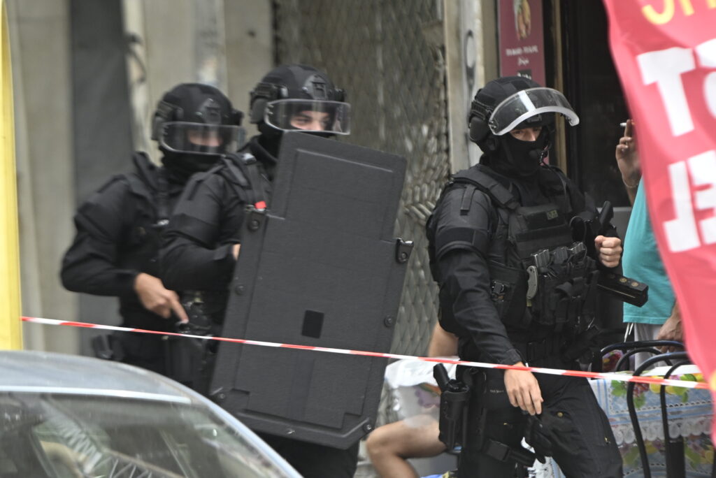 Τέλος στο θρίλερ στην Αχαρνών: Συνελήφθη ο άνδρας με την φιάλη υγραερίου – Άντρες της ΕΚΑΜ μπή
