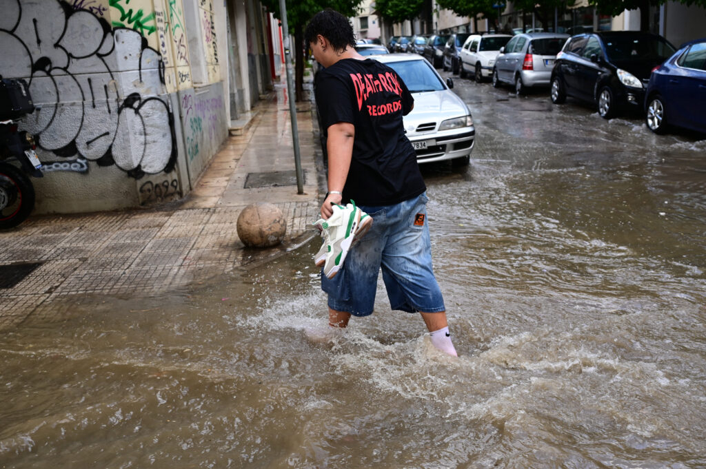 Καιρός: Ισχυρές καταιγίδες, κεραυνοί, χαλάζι και σήμερα – Οι περιοχές που επηρεάζονται