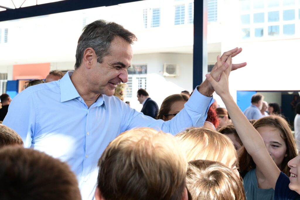 Μητσοτάκης σε μαθητές: Να κάνουμε μια συμφωνία, όταν είμαστε στο σχολείο το κινητό είναι στην τσάντα