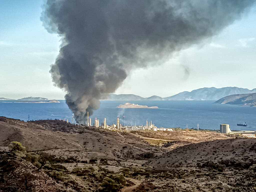 Φωτιά στη Motor Oil: Τρεις ελαφριά τραυματίες – Σε ύφεση το μέτωπο – Η ανακοίνωση της εταιρίας [εικόνες και βίντεο]