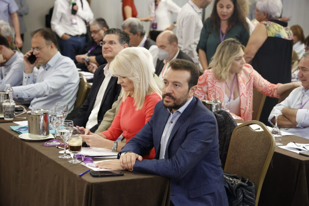 ΣΥΡΙΖΑ ΠΣ: Εμπόλεμη ζώνη…η συνεδρίαση της ΚE – «Ανοησίες τα περί πραξικοπήματος» λένε Πα