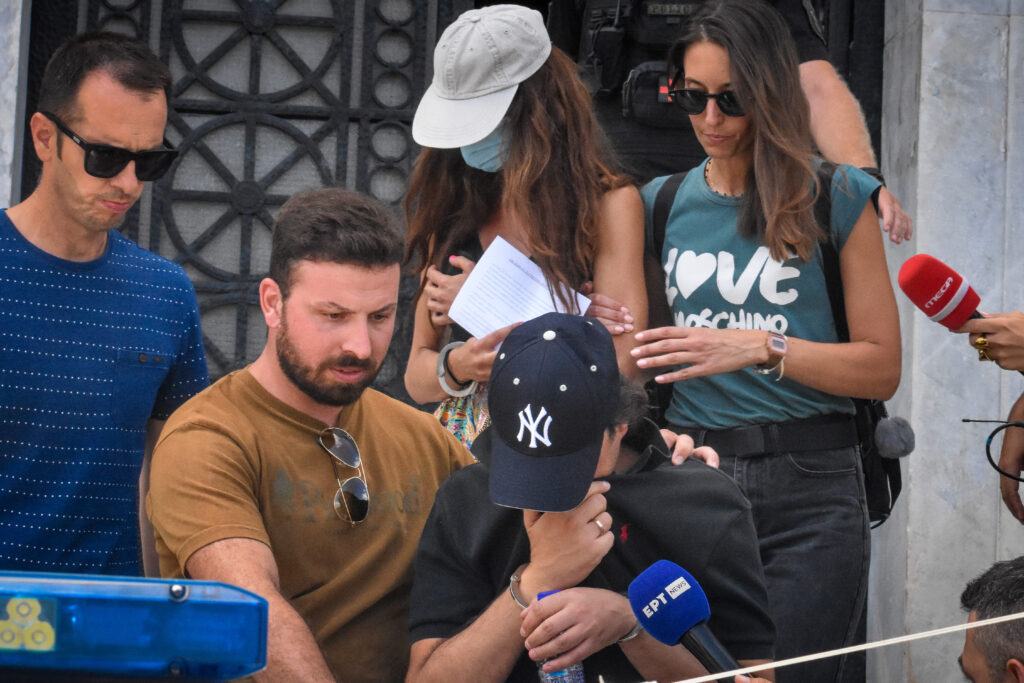 Αρκαδία: «Ο άντρας μου ήταν σε άμυνα» – Τι λέει η σύζυγος του 41χρονου που ξυλοκόπησε μέχρι θανάτου 64χρονο σε βάφτιση