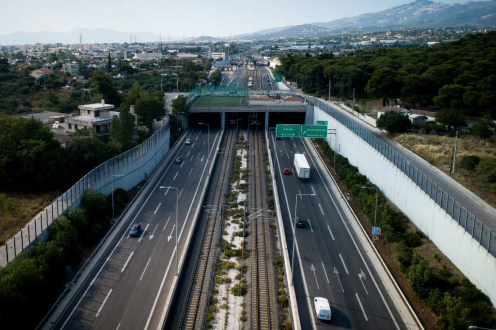 Τροχαίο στην Αττική Οδό: Νεκρός ο 23χρονος οδηγός μηχανής που συγκρούστηκε με φορτηγό