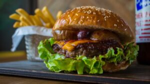 Κορωπί: 22χρονος κατάπιε ολόκληρο μπέργκερ χωρίς να το μασήσει και νοσηλεύεται διασωληνωμένος