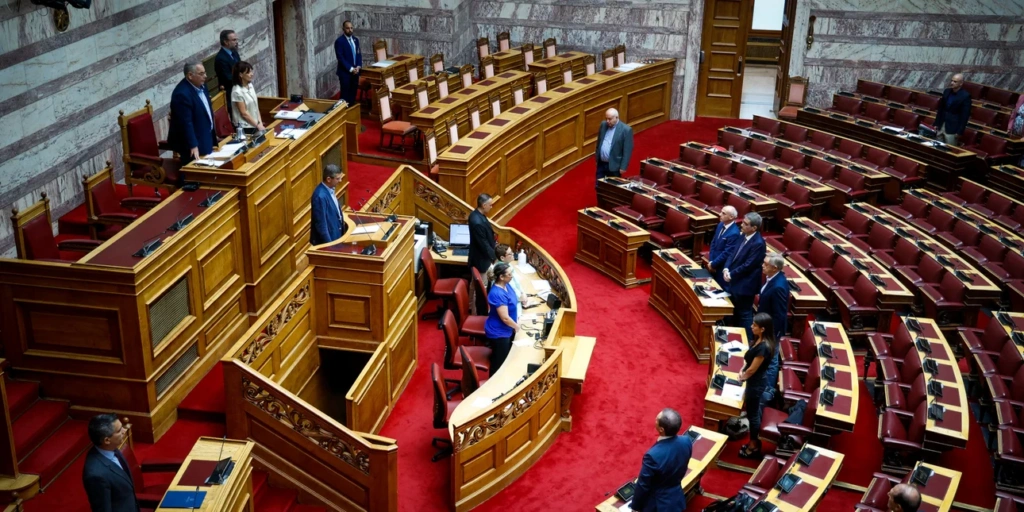 Βουλή: Τηρήθηκε ενός λεπτού σιγή στη μνήμη του Παύλου Φύσσα