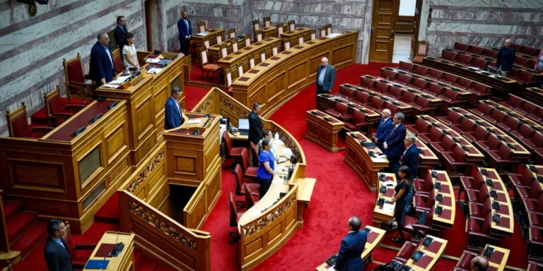 Βουλή: Τηρήθηκε ενός λεπτού σιγή στη μνήμη του Παύλου Φύσσα