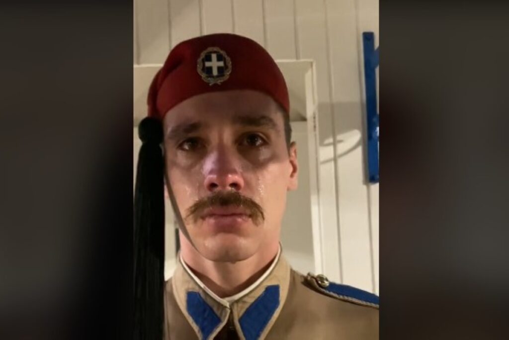 Ποιος είναι ο Εύζωνας που δάκρυσε στην τελευταία του υπηρεσία – Δέος και υπερηφάνεια στα socia