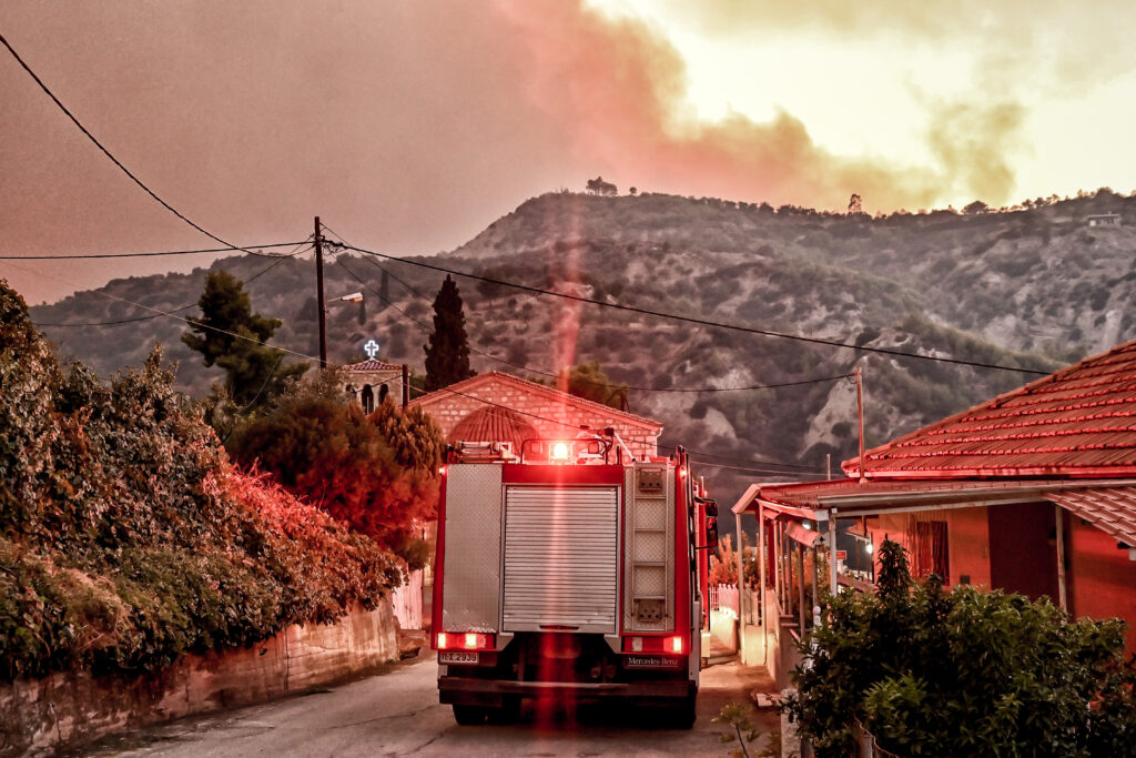 Φωτιά στην Κορινθία: Τραυματίστηκαν δύο πυροσβέστες – Στα Τρίκαλα κατευθύνεται η καταστροφική 