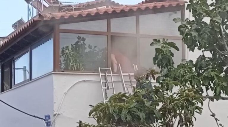 Φωτιά σε σπίτι στο Μενίδι: Αγωνιώδης απεγκλωβισμός γυναίκας
