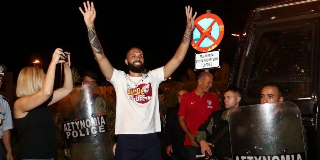 Ολυμπιακός: Επαθε την πλάκα του ο Φουρνιέ από την υποδοχή [εικόνες και βίντεο]