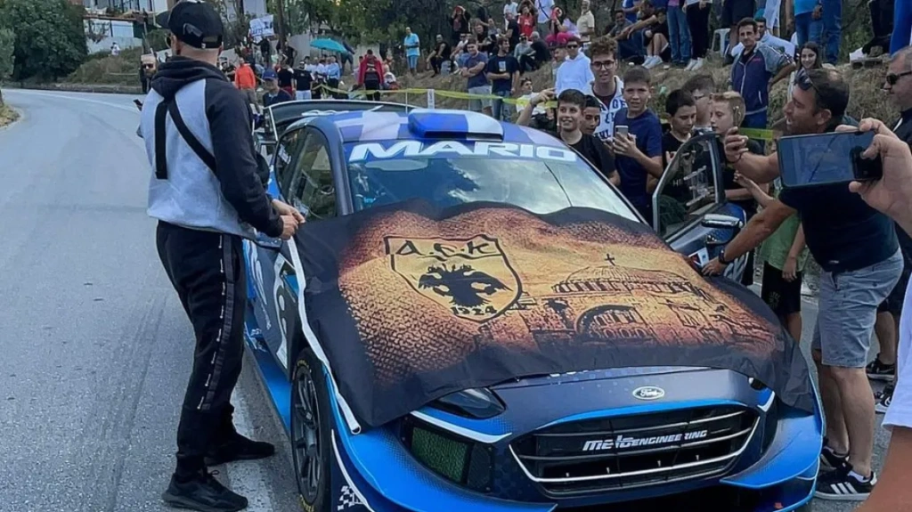 Μάριος Ηλιόπουλος: Αποθεώθηκε στην ανάβαση Πορταριάς, έβαλαν σημαία της ΑΕΚ στο καπό του Fiesta