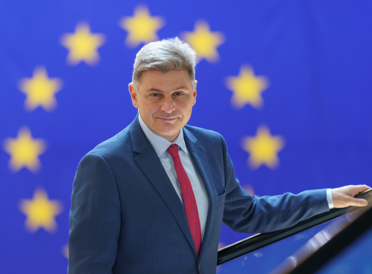 ΣΥΡΙΖΑ: Και νέος υποψήφιος; – Τι σκέφτεται ο Νίκος Φαραντούρης [βίντεο]