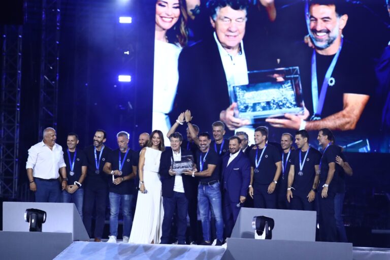 «Αθήνα 20 χρόνια μετά»: Φαντασμαγορικό σόου στο Καλλιμάρμαρο – Η ΕΟΕ βράβευσε Ολυμπιονίκες, Παραολυμπιονίκες και την Εθνική του 2004