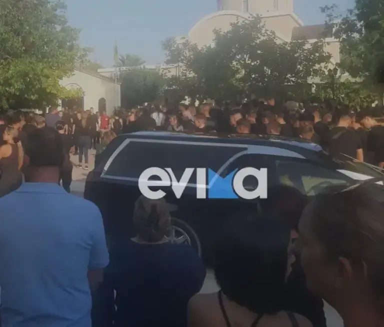 «Ραγίζει» καρδιές η κηδεία του 19χρονου Γιάννη που σκοτώθηκε σε τροχαίο στη Χαλκίδα – Έκλεισαν οι δρόμοι