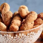 Λαχταριστά και τραγανά κουλουράκια κανέλας με μπόλικο σουσάμι