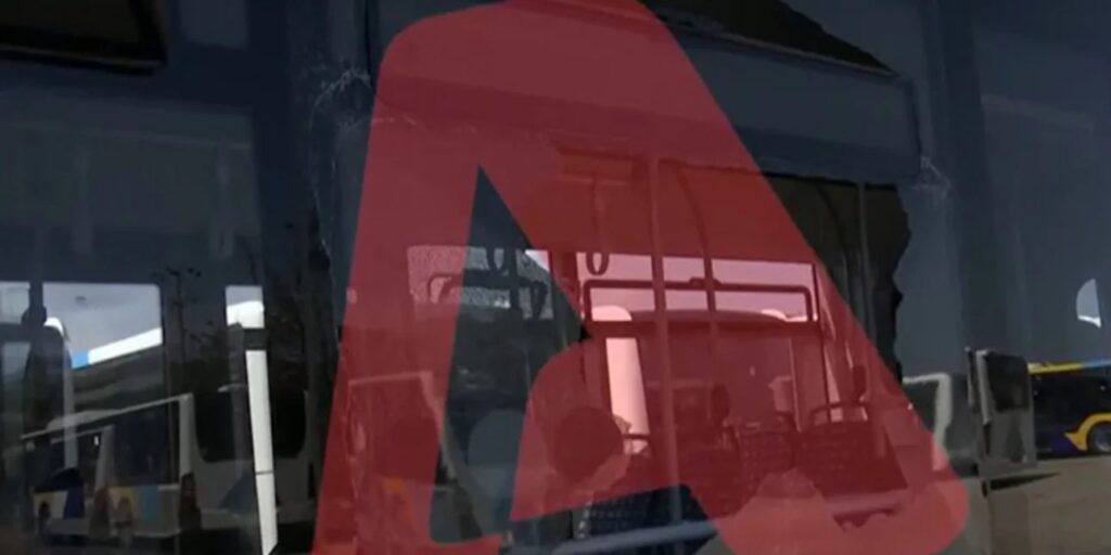Τρόμος για τους επιβάτες αστικού λεωφορείου – Δέχθηκαν επίθεση με πέτρες [βίντεο]
