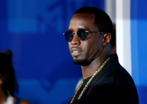 Diddy: Στα «λούσα» και πίσω από τα κάγκελα – Πληρώνει κρατούμενους για να τον φροντίζουν και να του