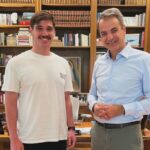 Μητσοτάκης με τον Εύζωνα στο Μέγαρο Μαξίμου: «Τα δάκρυά του μας συγκίνησαν και μας γέμισαν περηφάνια»