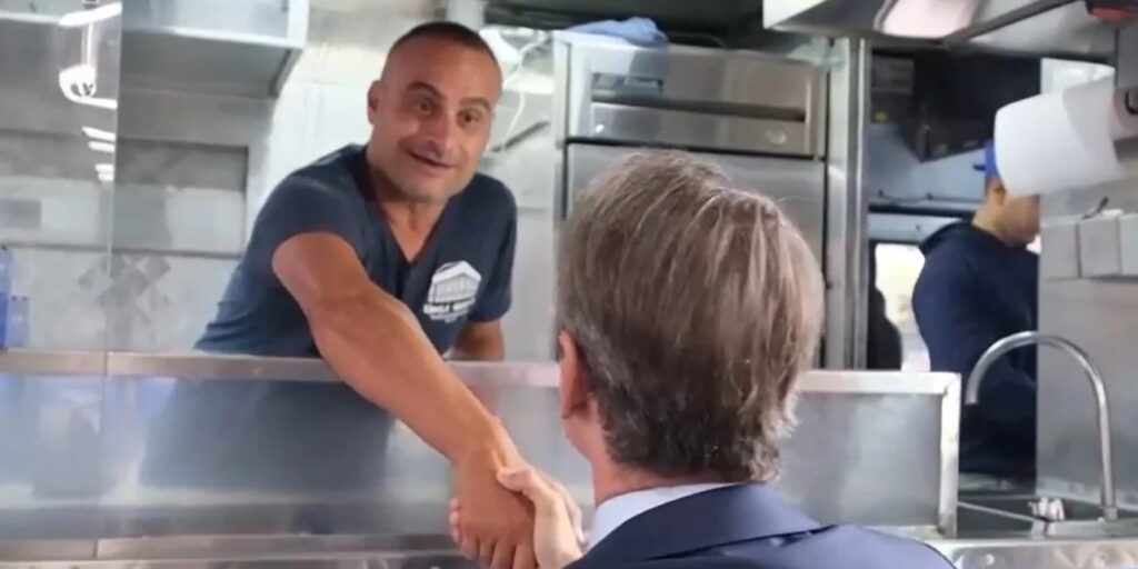 Η συνάντηση του Κυριάκου Μητσοτάκη με Έλληνα καντινιέρη στη Νέα Υόρκη