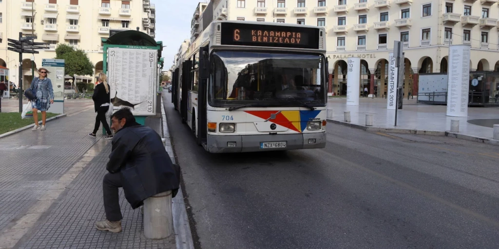 Σύλληψη 22χρονου για ληστεία μέσα σε αστικό λεωφορείο στη Θεσσαλονίκη – Άρπαξε χρυσή αλυσίδα από 20χρονο