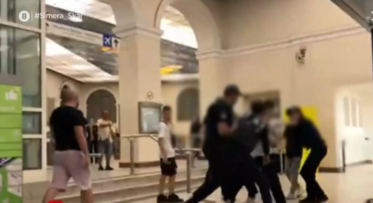 Βίντεο – ντοκουμέντο: Συμπλοκή ανηλίκων στο Μοναστηράκι για ένα κινητό