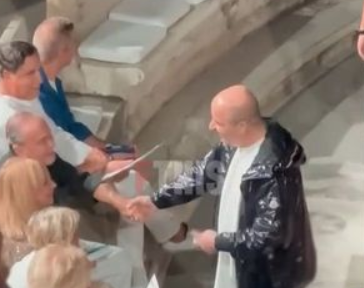 Αποθεώθηκε ο Μάρκος Σεφερλής όταν μπήκε στο Ηρώδειο [βίντεο]