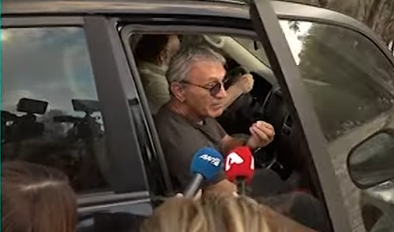 Γιώργος Νταλάρας: Εκνευρισμένος με τους ρεπόρτερ – «Δεν μ’ αρέσει η φλυαρία εμένα καθόλου» [βίντεο]