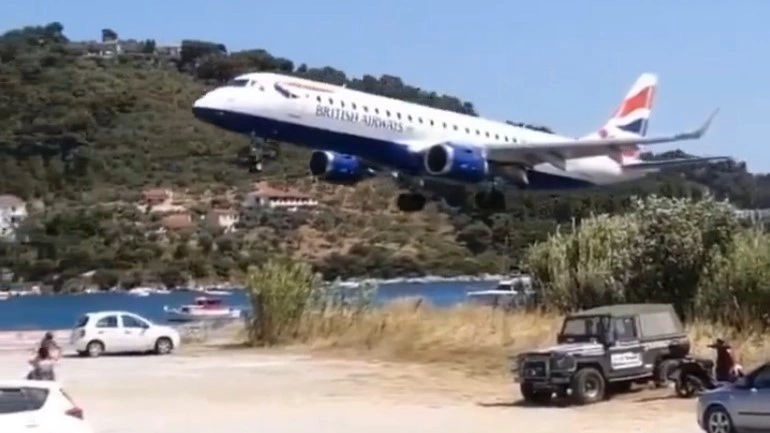 Δείτε την απίστευτη «στην τρίχα» προσγείωση αεροπλάνου στη Σκιάθο