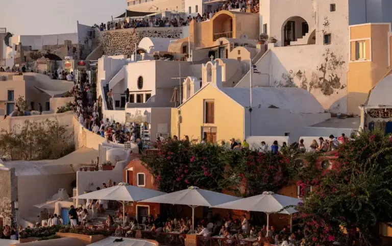 Telegraph: Η κυβέρνηση θα απαγορεύσει την ανέγερση νέων ξενοδοχείων στη Σαντορίνη