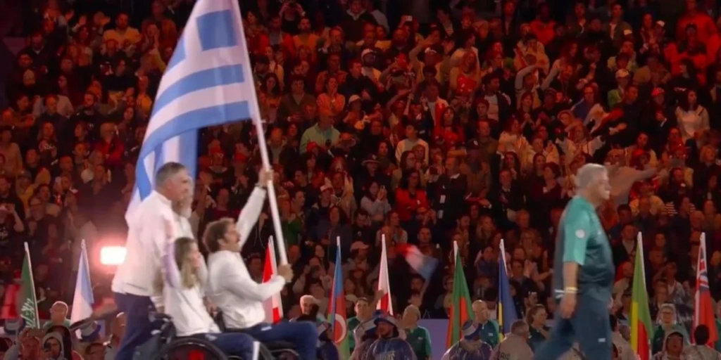 Παραολυμπιακοί Αγώνες: Η είσοδος των σημαιοφόρων Σταματοπούλου και Τσαπατάκη στην Τελετή Λήξης