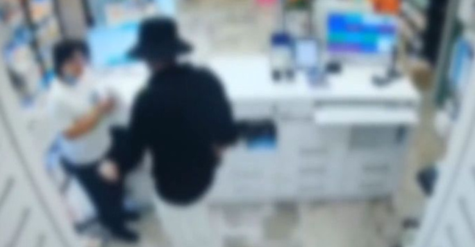 Συνελήφθη ο ληστής που άδειαζε φαρμακεία και μίνι μάρκετ απειλώντας τους υπαλλήλους με όπλο – Τον πρόδωσε το… «καπέλο του ψαρά»