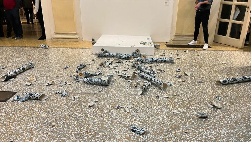 Ιταλία: Τσέχος έσπασε γλυπτό του Άι Γουεϊ Γουέι στα εγκαίνια έκθεσης τέχνης