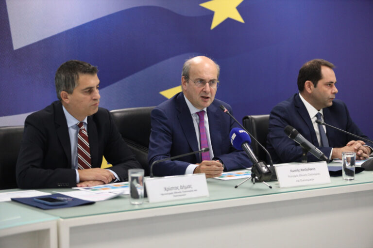 Αποκάλυψη «.Ε.Τ.»: Ελαφρύνσεις με νέους φορολογικούς συντελεστές για την μεσαία τάξη