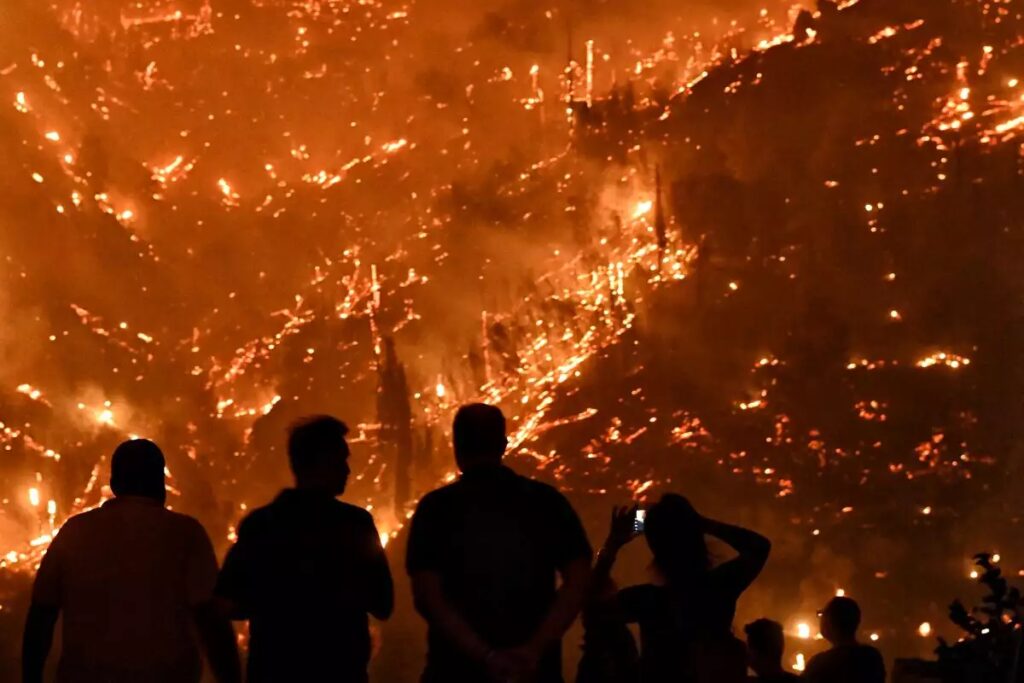 Φωτιά τώρα στην Κορινθία: Μάχη με τις αναζωπυρώσεις – Νέο 112 για εκκένωση σε τεσσάρων οικισμώ