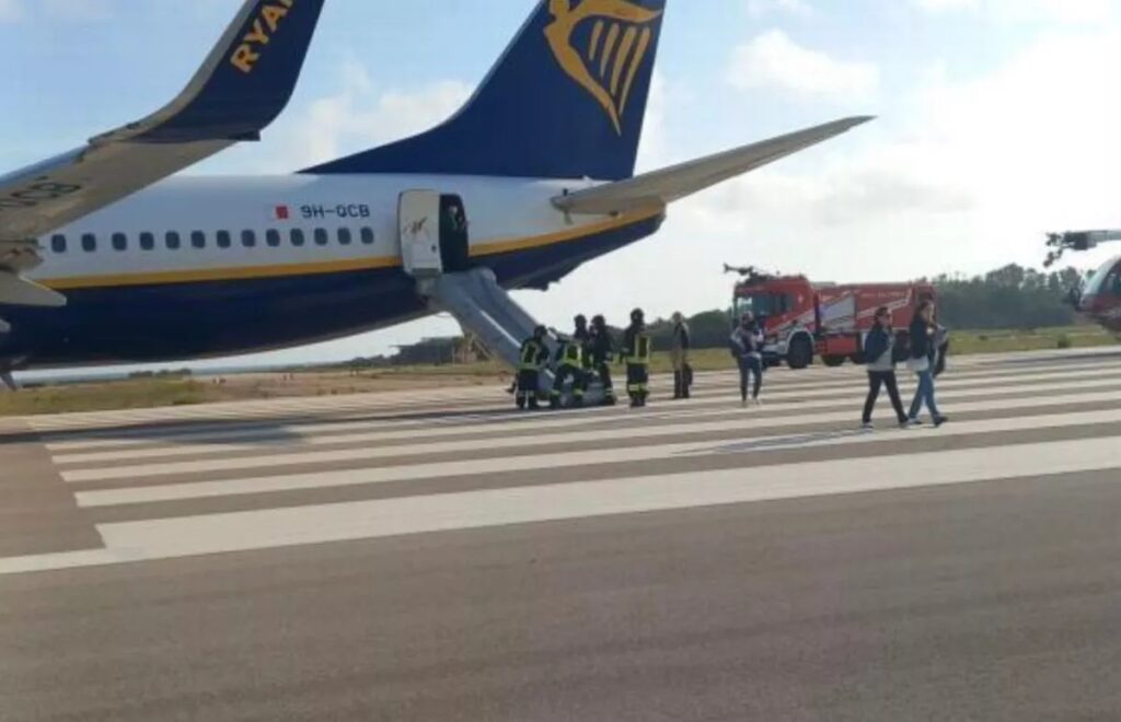 Αεροπλάνο πήρε φωτιά – Οι 200 επιβάτες βγήκαν από την τσουλήθρα (βίντεο)