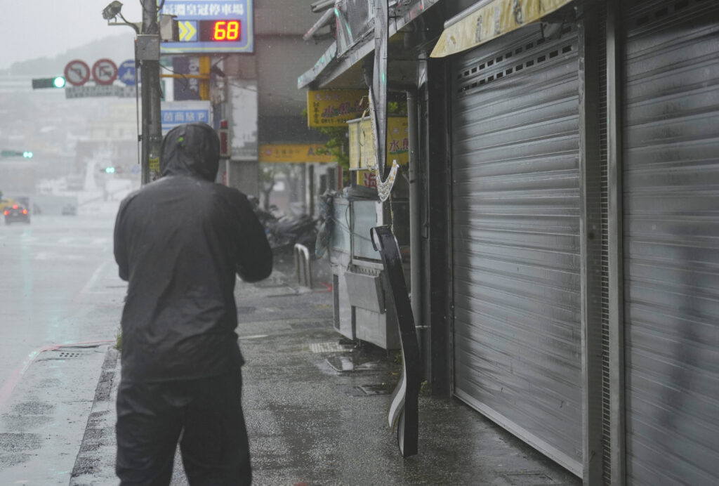 Ταϊβάν: Τουλάχιστον ένας νεκρός και 73 τραυματίες λόγω του τυφώνα Κονγκ-ρέι