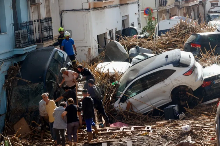 Τραγωδία στη Βαλένθια: Τουλάχιστον 211 οι νεκροί – 10.000 στρατιώτες τους δρόμους στη μάχη με τη λάσπη και τα μπάζα