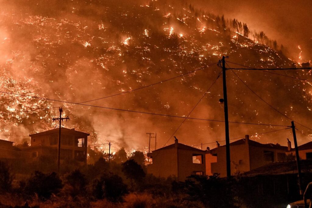 Φωτιά στην Κορινθία: Συγκλονιστικά βίντεο και εικόνες από το μέτωπο – Εκλεισε η εθνική Αθηνών-