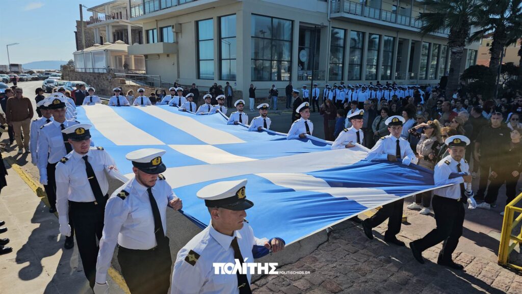 Υψώθηκε ξανά η μεγάλη ελληνική σημαία στο λιμάνι της Χίου για την 28η Οκτωβρίου [εικόνες]