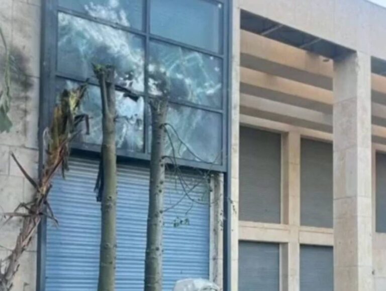 Ισραήλ: Η πρώτη φωτογραφία από το πλήγμα της Χεζμπολάχ στο σπίτι του Νετανιάχου και το βίντεο ντοκουμέντο από το drone καμικάζι