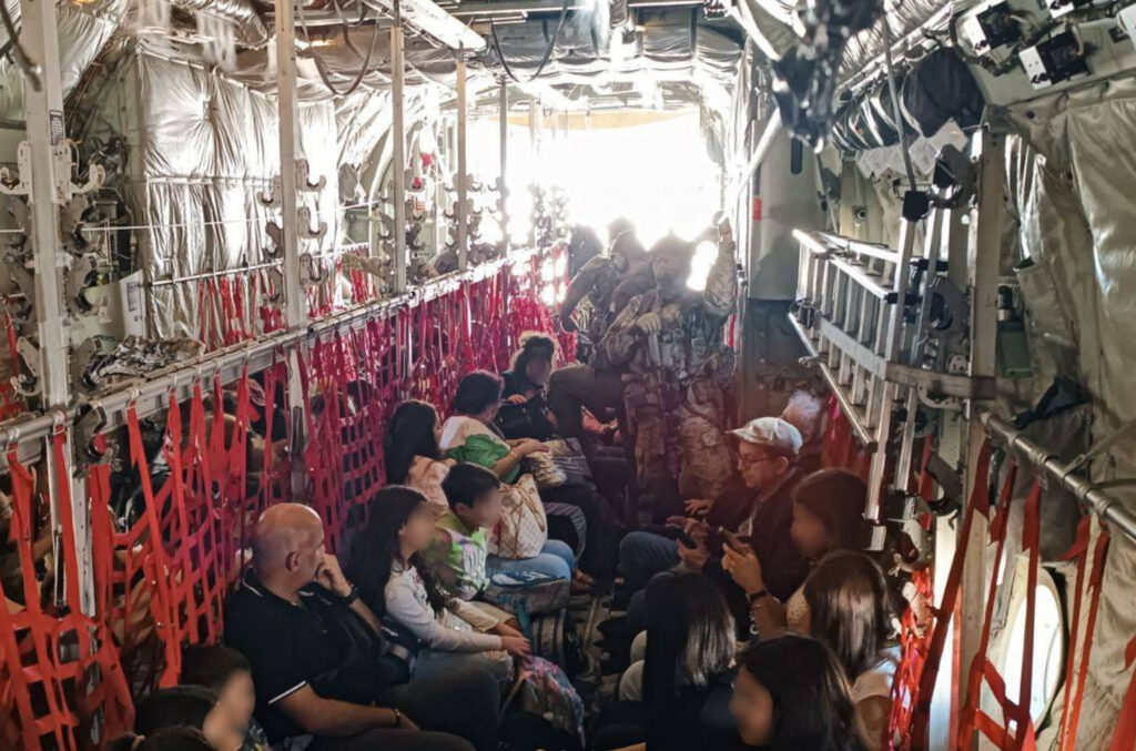 Νέες φωτογραφίες μέσα στο C-130 από την επιχείρηση απομάκρυνσης Ελλήνων από τον Λίβανο