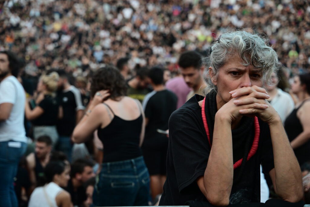 Τέμπη: Ξεκίνησε η συναυλία-αφιέρωμα στο Καλλιμάρμαρο – Δείτε LIVE