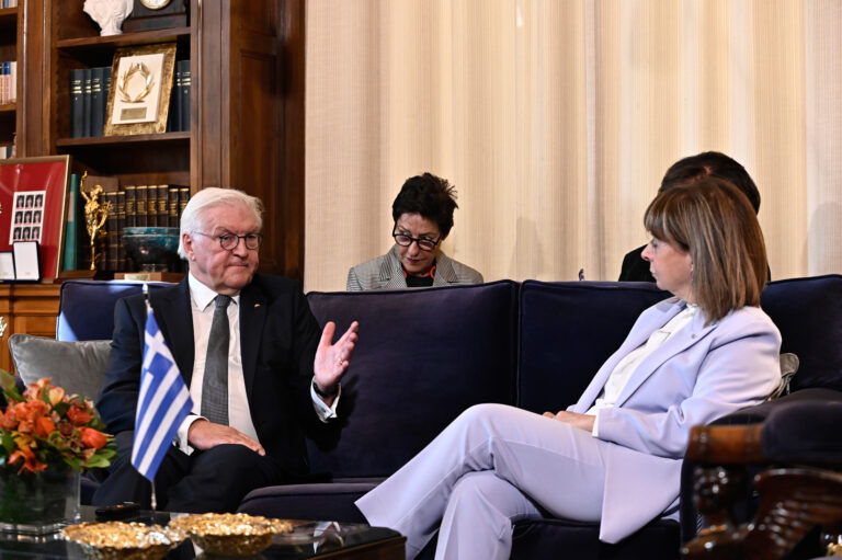 Το θέμα των γερμανικών επανορθώσεων έθεσε η Σακελλαροπούλου στον Σταϊνμάιερ – «Για εμάς νομικά θεωρείται λήξαν», της απάντησε