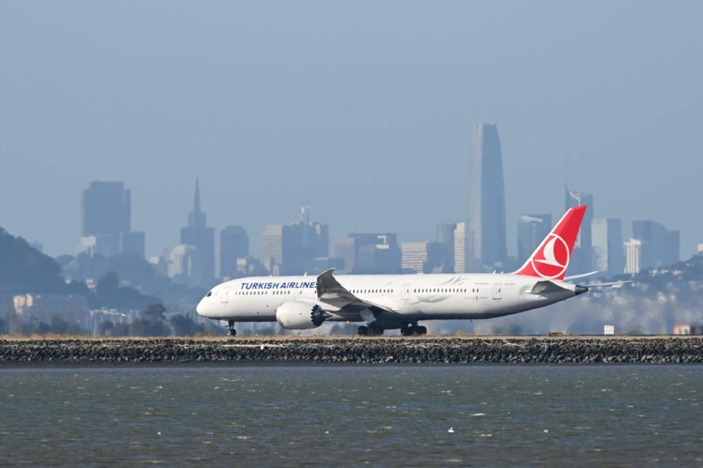 Σοκ στην Τουρκία: Αεροσκάφος της Turkish Airlines πραγματοποίησε επείγουσα προσγείωση – Πέθανε ο πιλότος εν πτήσει